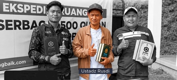 Meninggalkan Nyaman, Memilih Berkhidmat: Kisah Ustadz Rusdi Menjaga Cahaya Al-Qur’an di Pelosok Cianjur Selatan