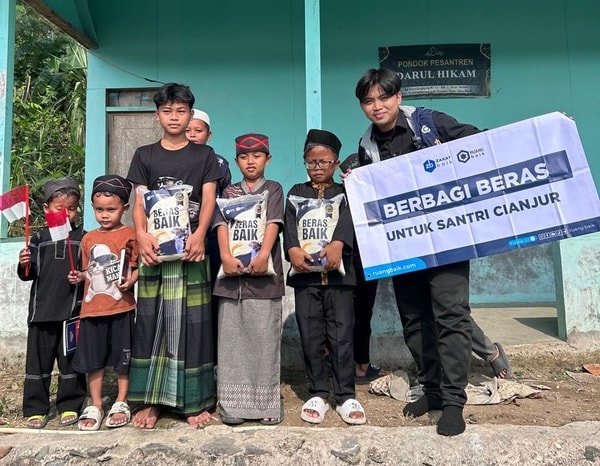 200 Kilogram Beras dan Mukena Baru untuk Kobong-Kobong Pelosok Cianjur: Menguatkan Santri di Tengah Keterbatasan