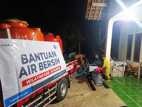 Ringankan Dampak Kekeringan, Ruang Baik Salurkan 25.000 Liter Air Bersih untuk Warga Kebumen