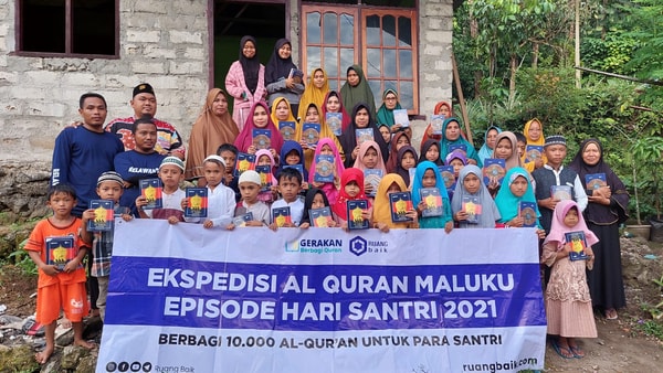 Hadirkan Senyum Anak-Anak Maluku, Tim Ruang Baik Bagikan 10.000 Al Quran dan 6.000 IQRO