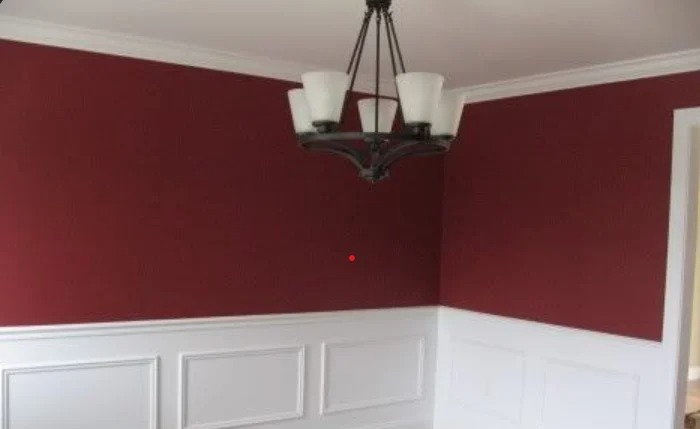 kombinasi warna cat plafon dan dinding merah maroon dan putih