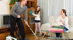 Aupair with gastfamilie cleaning home together