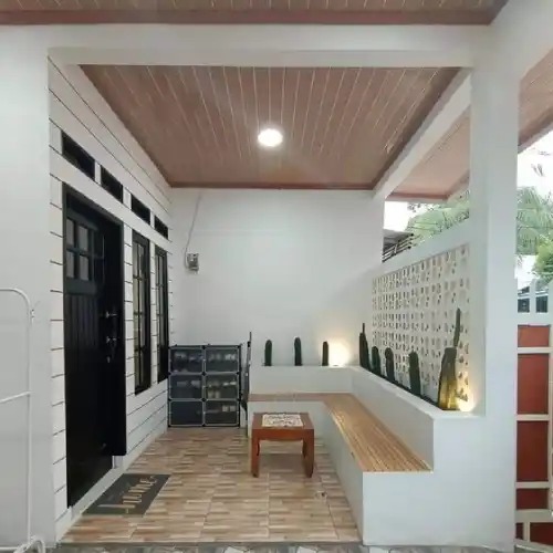 teras rumah subsidi minimalis area santai nuansa putih