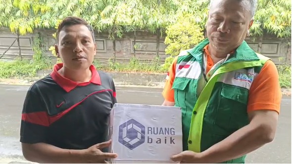 Ruang Baik Salurkan 75 Dus Air Mineral untuk Warga Terdampak Banjir di Denpasar, Bali