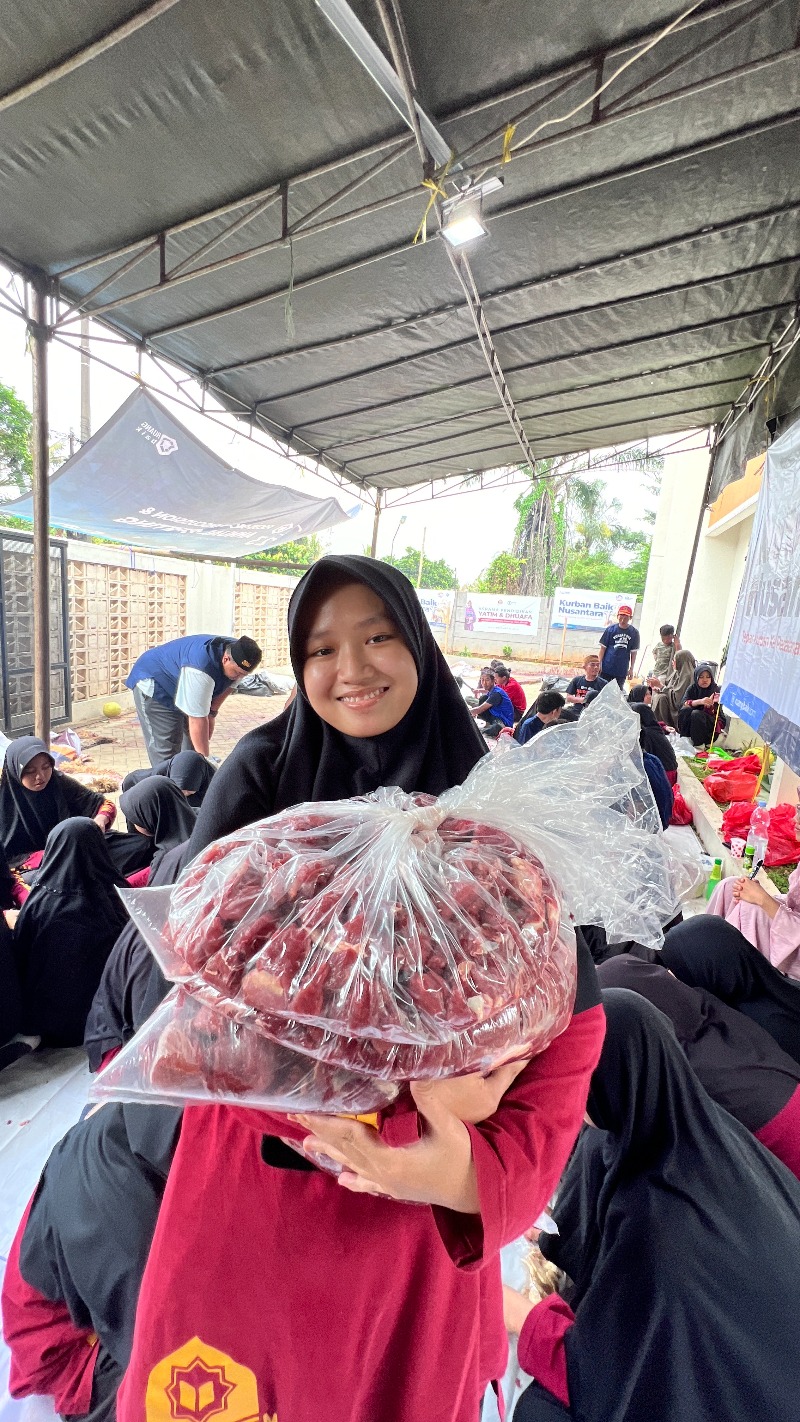 Letakkan Kebaikan Di Piring Santri Khairukum Dengan Daging Kurban Bergizi