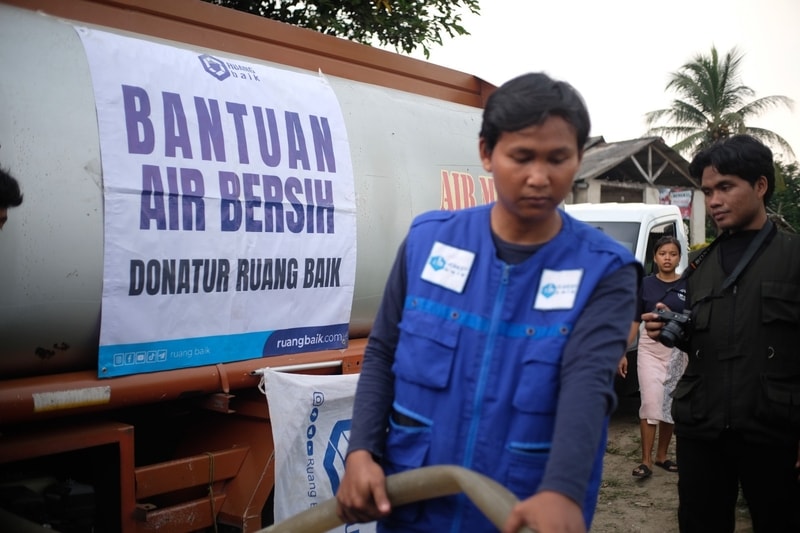 Relawan Baik Salurkan Bantuan Air Bersih untuk Warga Kampung Cimaraca yang Terdampak Kekeringan