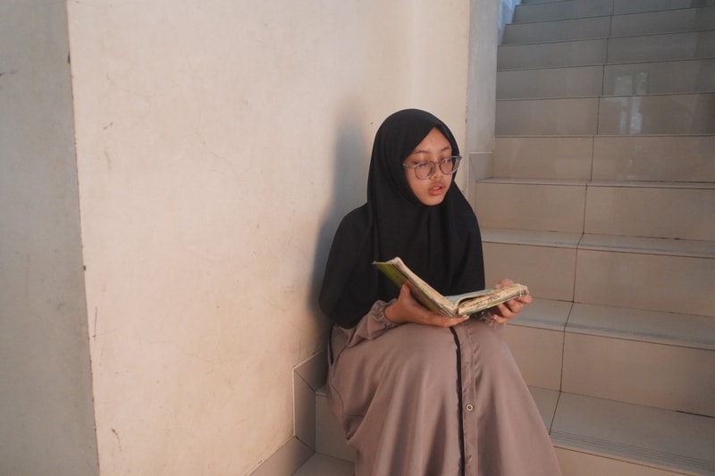 Menjaga Keinginan Ibu, Asyra Menuntaskan 30 Juz Al-Qur’an dan Merawat Mimpi Masa Depannya