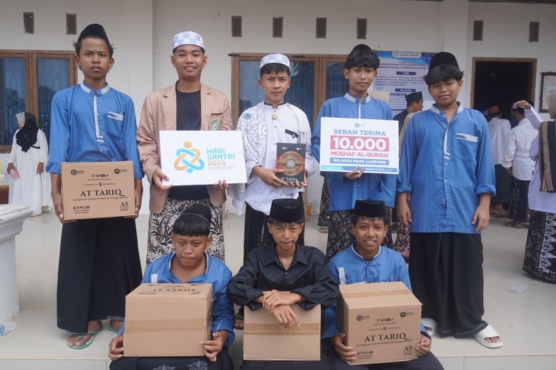 Perjuangan Menembus Jarak Berbuah Manis: Ribuan Santri Lampung Haru Terima Al-Qur'an Baru dari Ruang Baik