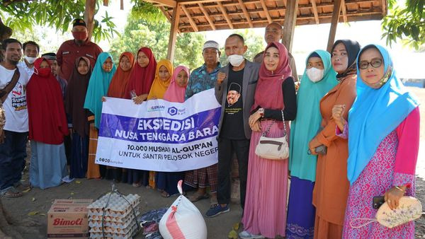 bersama santri dan tuan guru di Desa Empang bawa  Kabupaten Sumbawa