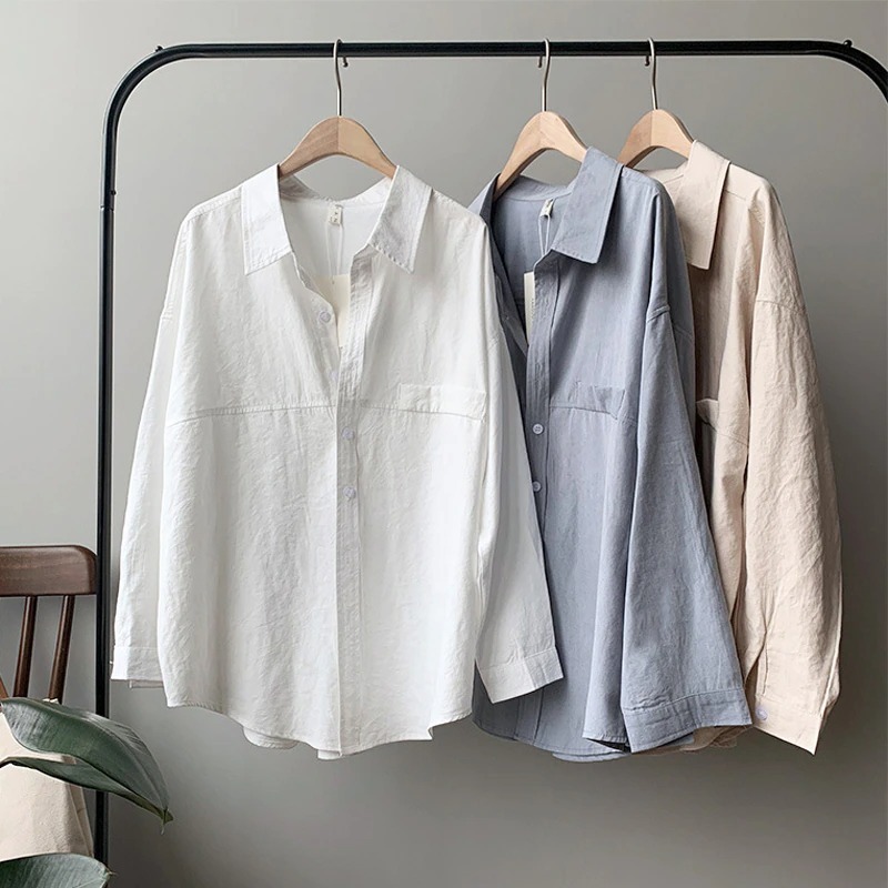 Kemeja dengan desain simple dan stylish nyaman dibawa untuk sehari-hari.